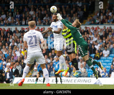 Leeds United Torhüter Robert Green (rechts) löscht den Ball während des Spiels Himmel Bet Meisterschaft an der Elland Road, Leeds. Stockfoto