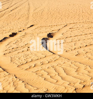in den Sand und Richtung Textur Oman Wüste Spuren von einigen Autos Stockfoto