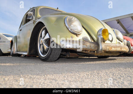 Volkswagen Beetle senkte oder ‘schlug’ auf den Boden und styled als ‘Ratte-Look’ VW. Stockfoto