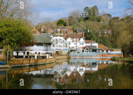 Eine schöne Aussicht auf das alte Bootshaus, das sich im Wasser spiegelt, auf dem Fluss Wey in Guildford, Stockfoto