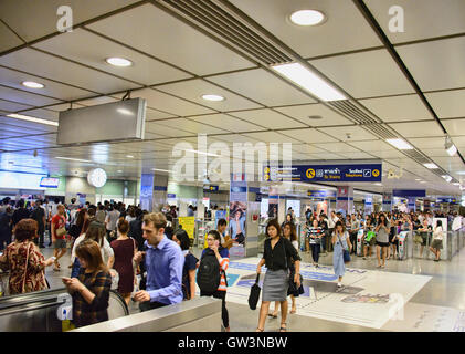 Pendler auf den MRT-Rapid-Transit in Bangkok Thailand Stockfoto