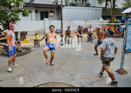 Einheimischen spielen Sepak Takraw (Kick-Volleyball) in Bangkok, Thailand Stockfoto