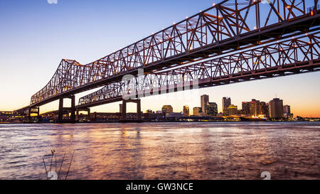 Crescent City Verbindungsbrücke trägt Verkehr über den Mississippi River in New Orleans in der Nacht Stockfoto