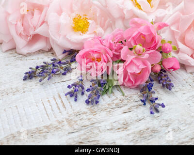 Blass rosa Rosen und Lavendel Bouquet auf dem rauen Brett Stockfoto