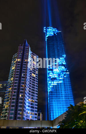 Die Mahanakhon, aufbauend auf seine erste Nacht beleuchtet, Bangkok das neue höchste Gebäude Stockfoto