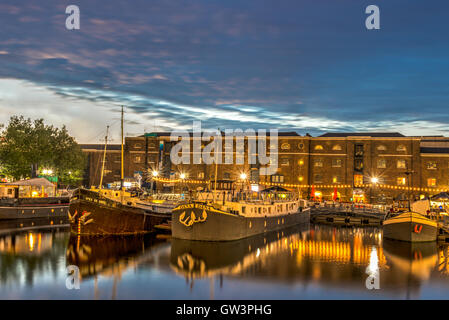 London, Vereinigtes Königreich - 23. Juli 2016: Wunderschön beleuchtet Boote in West India Quay, vor historischen Lager in HDR Stockfoto