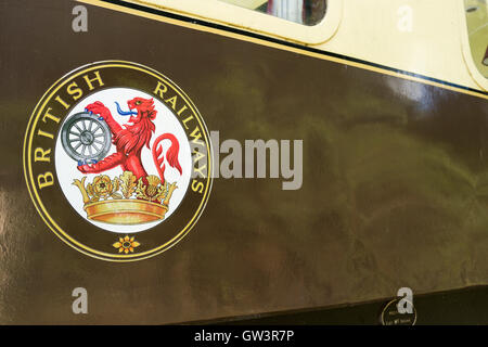 British Railways Löwe und Rad-Kamm-c.1950s auf Vintage restauriert Schokolade und Sahne Eisenbahnwagen in East Somerset Railway. Stockfoto