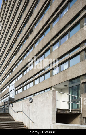 Ansicht der 1970er Jahre Brutalist Stahlbeton Hochhaus auf der Plymouth University Campus, ehemals Polytechnikum Plymouth, UK. Stockfoto