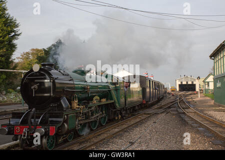 Die Romney, Hythe & Dymchurch Railway (RH & DR) ist ein 15 Zoll (381 mm) Spurweite Stadtbahn in Kent, England, Dampf und inte Stockfoto