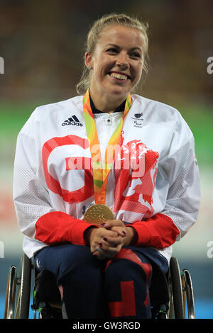 Großbritanien Hannah Cockroft auf dem Podium mit ihrer Goldmedaille nach der Frauen 100 m-Finale T34 im Olympiastadion während des dritten Tages der Rio Paralympischen Spiele 2016 in Rio De Janeiro, Brasilien. Stockfoto