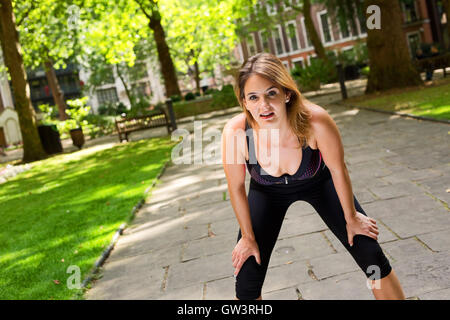 Läufer fangen ihr Atem Stockfoto