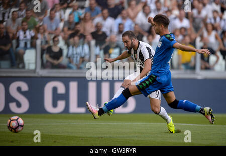 Turin, Italien. 10. September 2016. Gonzalo Higuain erzielt das erste Tor in der Serie A Fußballspiel zwischen Juventus FC und uns Sassuolo. Juventus FC gewinnt 3: 1 über uns Sassuolo. © Nicolò Campo/Pacific Press/Alamy Live-Nachrichten Stockfoto