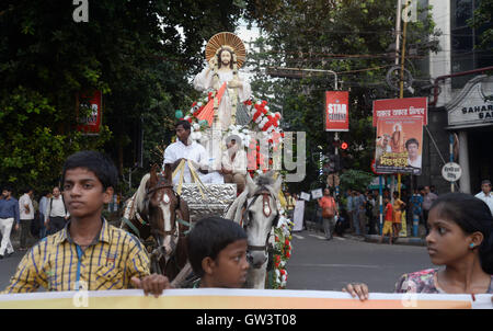 Kolkata, Indien. 10. September 2016. Mutter Teresa International Award Committee organisiert eine bunte Prozession von Ripon Street, St. Paul Kathedrale, Heiligsprechung Mutter Teresas zu feiern. Mutter Teresa, die ihr Leben den armen Menschen hilft gewidmet, wurde erklärt, ein Heiliger in einer Heiligsprechung Masse von Francis Papst im Vatikan am 4. September statt. © Saikat Paul/Pacific Press/Alamy Live-Nachrichten Stockfoto