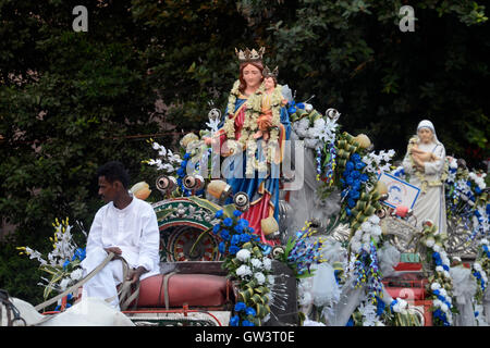 Kolkata, Indien. 10. September 2016. Mutter Teresa International Award Committee organisiert eine bunte Prozession von Ripon Street, St. Paul Kathedrale, Heiligsprechung Mutter Teresas zu feiern. Mutter Teresa, die ihr Leben den armen Menschen hilft gewidmet, wurde erklärt, ein Heiliger in einer Heiligsprechung Masse von Francis Papst im Vatikan am 4. September statt. © Saikat Paul/Pacific Press/Alamy Live-Nachrichten Stockfoto