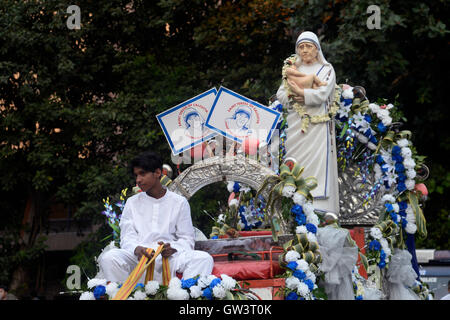 Kolkata, Indien. 10. September 2016. Mutter Teresa International Award Committee organisiert eine bunte Prozession von Ripon Street, St. Paul Kathedrale, Heiligsprechung Mutter Teresas zu feiern. Mutter Teresa, die ihr Leben den armen Menschen hilft gewidmet, wurde erklärt, ein Heiliger in einer Heiligsprechung Masse von Francis Papst im Vatikan am 4. September statt. © Saikat Paul/Pacific Press/Alamy Live-Nachrichten Stockfoto