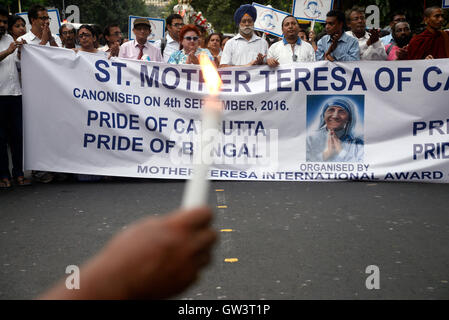 Kolkata, Indien. 10. September 2016. Mutter Teresa International Award Committee organisiert eine bunte Prozession von Ripon Street, St. Paul Kathedrale, Heiligsprechung Mutter Teresas zu feiern. Mutter Teresa, die ihr Leben den armen Menschen hilft gewidmet, wurde erklärt, ein Heiliger in einer Heiligsprechung Masse von Francis Papst im Vatikan am 4. September statt. © Saikat Paul/Pacific Press/Alamy Live-Nachrichten Stockfoto