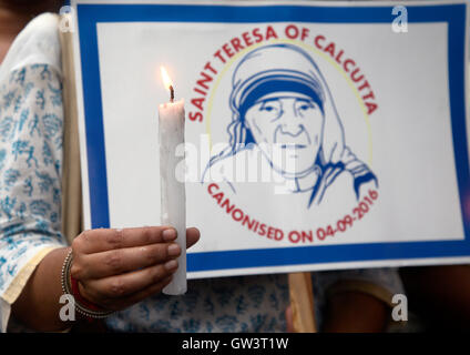 Kolkata, Indien. 10. September 2016. Mutter Teresa International Award Committee organisiert eine bunte Prozession von Ripon Street, St. Paul Kathedrale, Heiligsprechung Mutter Teresas zu feiern. Mutter Teresa, die ihr Leben den armen Menschen hilft gewidmet, wurde erklärt, ein Heiliger in einer Heiligsprechung Masse von Francis Papst im Vatikan am 4. September statt. © Saikat Paul/Pacific Press/Alamy Live-Nachrichten Stockfoto