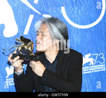 Venedig, Italien. 10. September 2016. Regisseur Lav Diaz mit goldenen Löwen für den Film "Ang Babaeng Humayo (die Frau, die verlassen)" während des 73. Venedig Film Festival in Venedig. Bildnachweis: Andrea Spinelli/Pacific Press/Alamy Live-Nachrichten Stockfoto