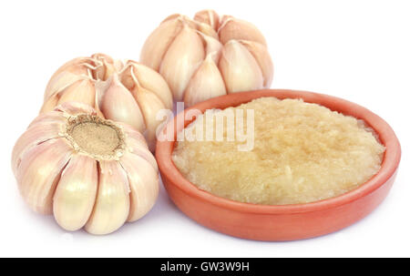 Zerdrückten Knoblauch mit ganzen diejenigen auf weißem Hintergrund Stockfoto