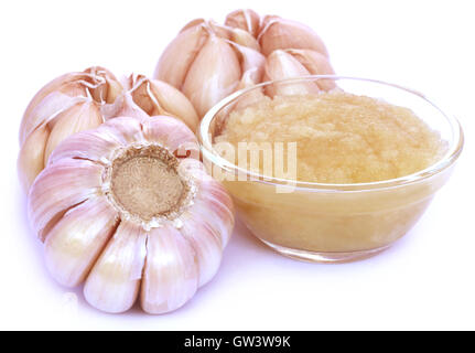 Zerdrückten Knoblauch mit ganzen diejenigen auf weißem Hintergrund Stockfoto