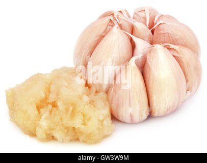 Zerdrückten Knoblauch mit ganzen diejenigen auf weißem Hintergrund Stockfoto