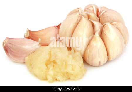 Zerdrückten Knoblauch mit ganzen diejenigen auf weißem Hintergrund Stockfoto