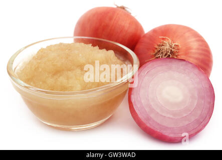 Pürierte Zwiebel mit ganzen diejenigen auf weißem Hintergrund Stockfoto