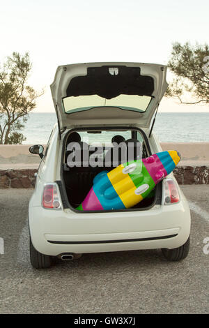 Der Kofferraum voller Strand-Accessoires Stockfoto