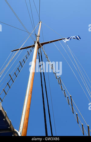Mast Segelschiff ohne Segel und ein blauer Himmel Stockfoto