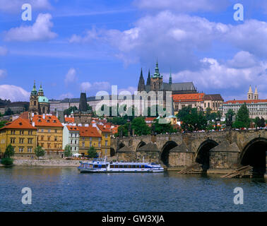 Karlsbrücke und Sightseeing-Boot auf der Moldau, Stare Mesto, Prag, Tschechische Republik Stockfoto