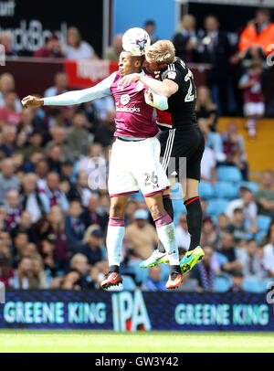 Aston Villa Jonathan Kodjia (links) und Nottingham Forest Damien Perquis Kampf um den Ball während der Himmel Bet Championship match bei Villa Park, Birmingham. Stockfoto