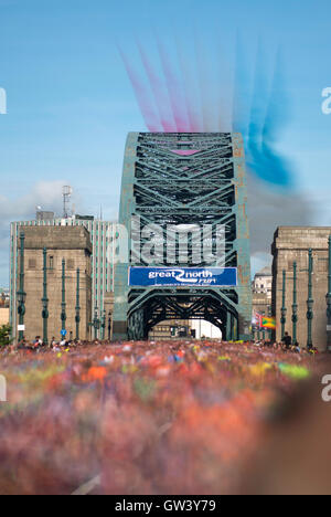 Die Red Arrows fliegen über die Tyne-Brücke während der Great North Run in Newcastle. Stockfoto