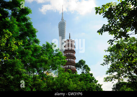 Der Canton Tower und Chigang-Pagode, die über einen kleinen Park in der Haizhu Bezirk von Guangzhou China an einem sonnigen blauen Himmel Tag steigt Stockfoto