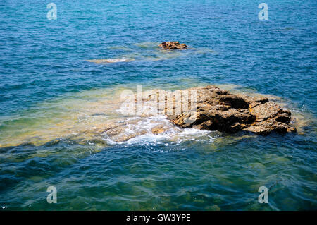 Ein Felsen in der Taiping-Bucht in der Stadt Qingdao befindet sich China in der Provinz Shandong. Stockfoto