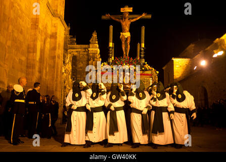 Büßer tragen, ein Bild von Jesus Christus während einer Prozession der Karwoche in Astorga, Castilla y Leon, Spanien gekreuzigt. Stockfoto