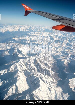 AJAXNETPHOTO. 2015. AIRBORNE, EUROPA. -FLUGZEUG-DESIGN - WINGLETS AN PORT FLÜGELSPITZE EINE EASY JET PASSAGIER-JETS FLIEGEN ÜBER ITALIENISCHE ALPEN.  FOTO: JONATHAN EASTLAND/AJAX REF: GX151012 611 Stockfoto