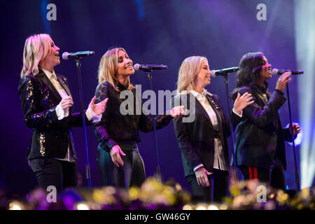 Allerheiligen (von links nach rechts Nicole Appleton, Melanie Blatt, Natalie Appleton, Shaznay Lewis) erklingt in BBC Proms im Park im Hyde Park, London. Stockfoto