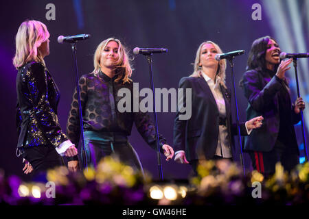 Allerheiligen (von links nach rechts Nicole Appleton, Melanie Blatt, Natalie Appleton, Shaznay Lewis) erklingt in BBC Proms im Park im Hyde Park, London. Stockfoto