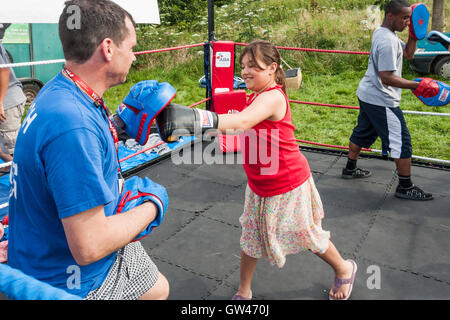 Box-Trainer unterrichten Kinder, box Stockfoto