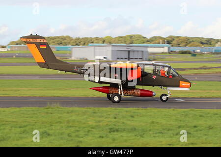 G-ONAA, eine erhaltene nordamerikanischen/Rockwell OV-10 Bronco, eine ehemalige deutsche Luftwaffe Ziel Schlepper (99 + 18), am Flughafen Prestwick. Stockfoto