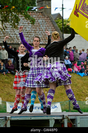 Junge Frauen in der Highland dancing Konkurrenz an der Ceres highland games, Ceres, Schottland, Vereinigtes Königreich Stockfoto