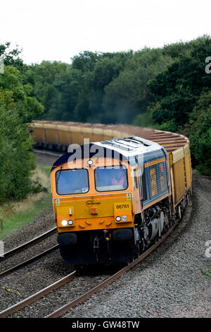 GBRf leer Stein Zug gezogen von einer Klasse 66 Diesel Lokomotive bei Hatton, Warwickshire, UK Stockfoto