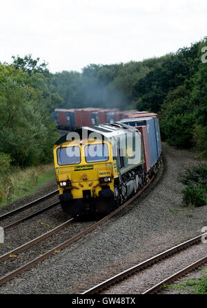 Freightliner-Zug gezogen von einer Klasse 66 Diesel Lokomotive bei Hatton, Warwickshire, UK Stockfoto