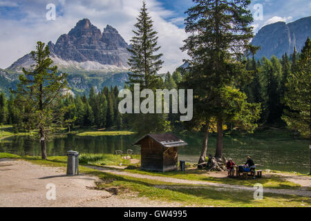 Alpine Landschaft zwischen See Misurina & Tre Cime Naturpark, Provinz Belluno, Region Venetien, Italien. Stockfoto