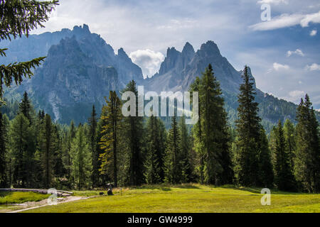 Alpine Landschaft zwischen See Misurina & Tre Cime Naturpark, Provinz Belluno, Region Venetien, Italien. Stockfoto