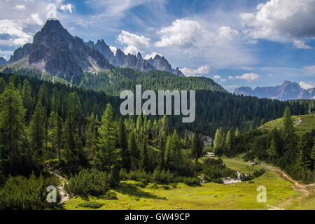 Alpine Landschaft zwischen See Misurina & Tre Cime Naturpark, Provinz Belluno, Region Venetien, Italien. Stockfoto