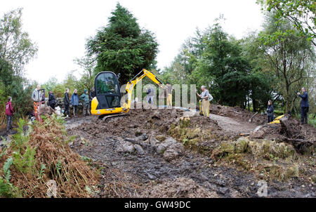 Cochno Stone 3000BC stammt und wird gesagt, das "wichtigste in Europa" ist zum ersten Mal in 50 Jahren ausgegraben werden Stockfoto