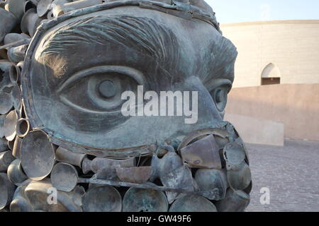 Nichts Böses sprechen, Großaufnahme der Skulptur von Terroristen, Gandhis Three Monkeys, Katara Cultural Village, Doha, Katar, Subodh Gupta Stockfoto