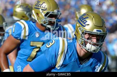 Pasadena, Kalifornien, USA. 10. September 2016. UCLA Quarterback Josh Rosen (3) erwärmt sich vor eine NCAA College Football-Spiel gegen UNLV in der Rose Bowl in Pasadena, Kalifornien, Samstag, 10. September 2016. (Foto von Keith Birmingham, Pasadena Star-News/SCNG) © San Gabriel Valley Tribune/ZUMA Draht/Alamy Live-Nachrichten Stockfoto