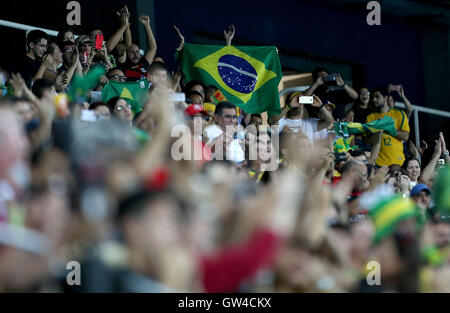 Rio De Janeiro, Brasilien. 10. September 2016. Publikum feiern während der Leichtathletik Competetion von Rio Paralympischen Spiele 2016 in Rio De Janeiro, Brasilien, 10. September 2016. Bildnachweis: Li Ming/Xinhua/Alamy Live-Nachrichten Stockfoto